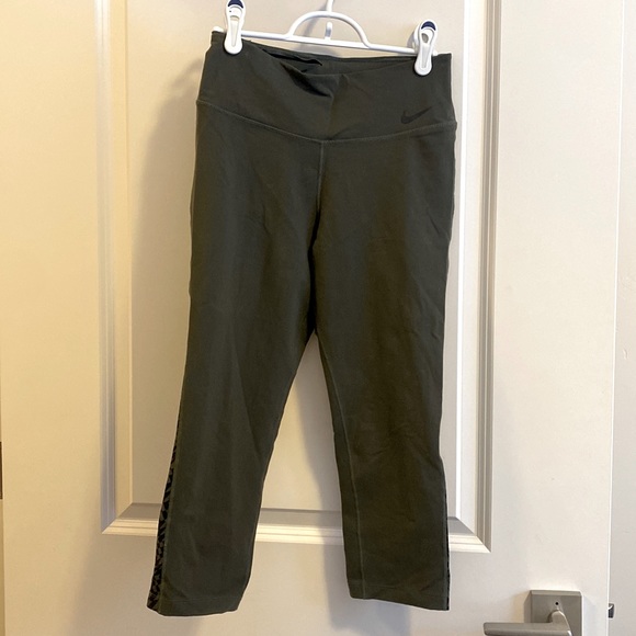 Nike | Cropped Green Leggings with Geometric side pattern - Picture 1 of 4